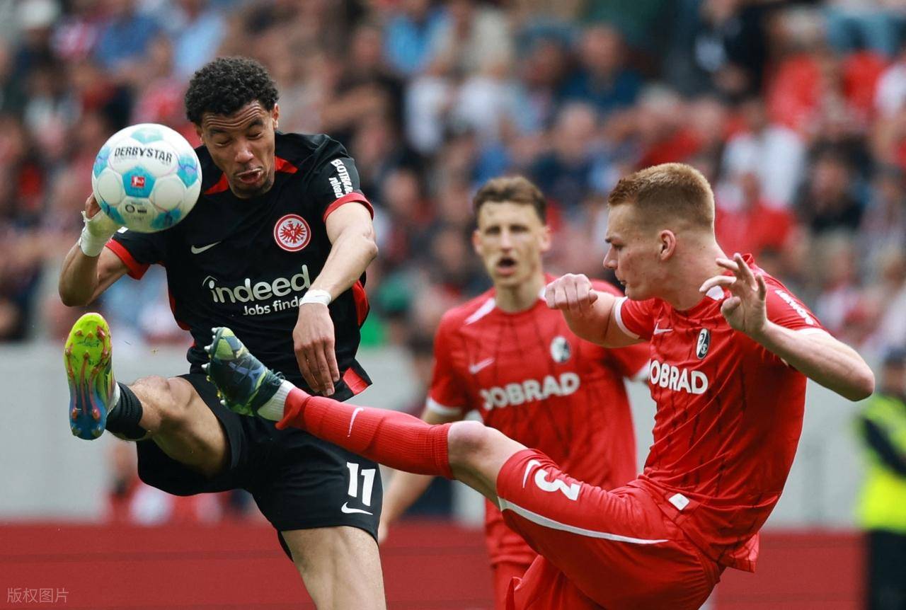 包含法兰克福球员展现出强大实力，轻松击败对手的词条