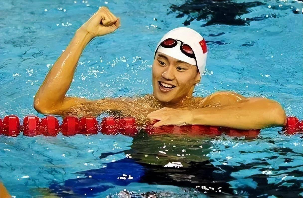 游泳选手水下飞鱼，奋勇向前