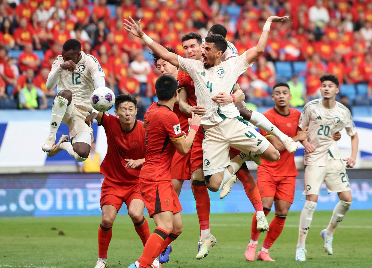 包含强强交锋！亚洲足球赛颇具看点的一场比赛的词条