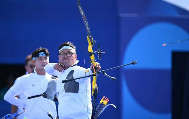 爱游戏官网app-射箭男子团体决赛选手射箭准确