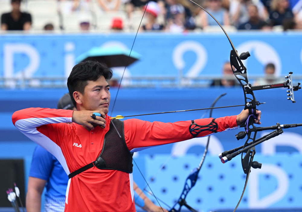 射箭男子团体决赛选手射箭准确