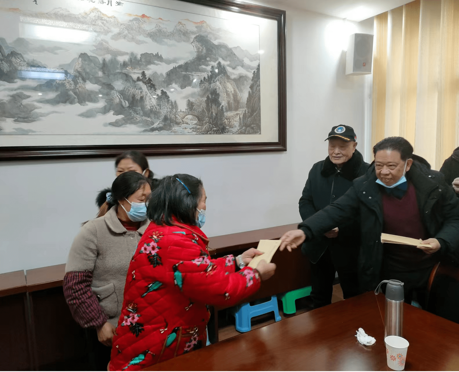 爱游戏中国官网-包含雷霆全队集体捐款助力受灾地区，展现爱心正能量的词条