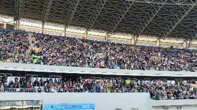 爱游戏在线登录-包含足球比赛现场观众欢呼雀跃，场面火爆异常的词条