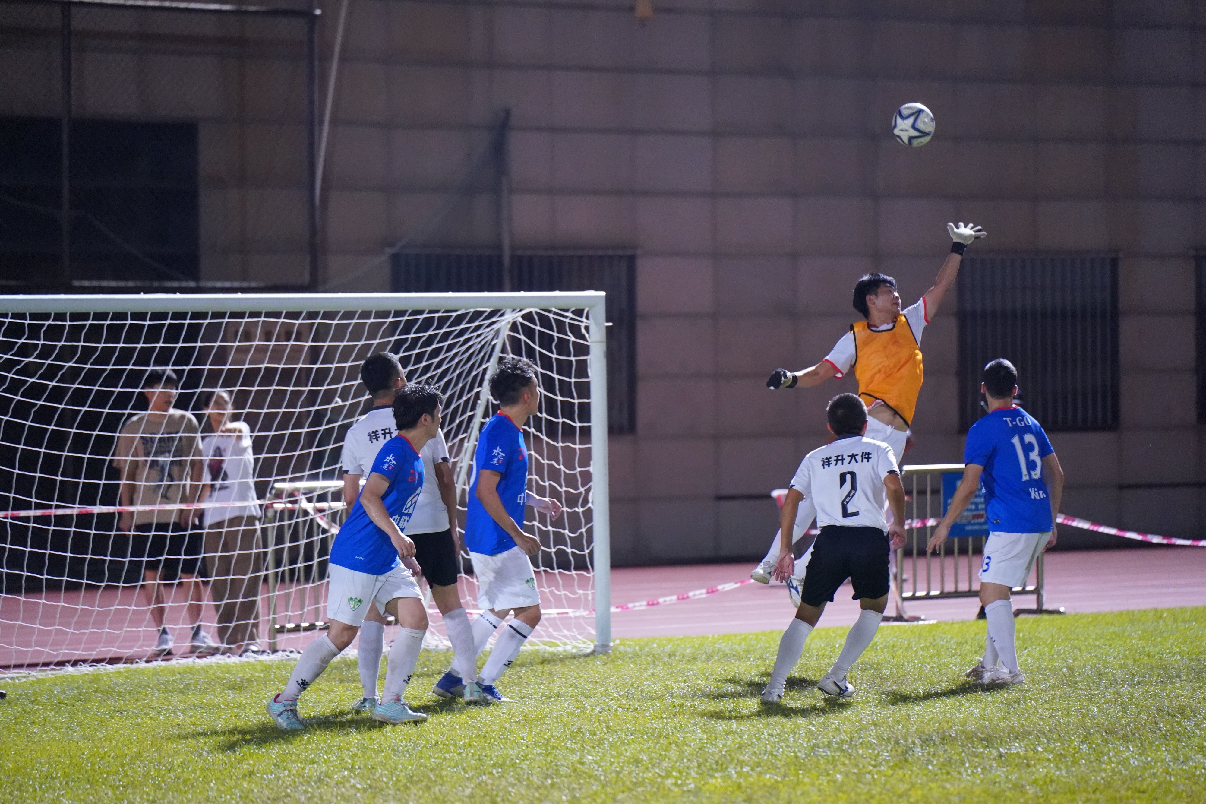 包含足球比赛现场观众欢呼雀跃,场面火爆异常的词条 包含足球比赛现场观众欢呼雀跃,场面火爆异常的词条