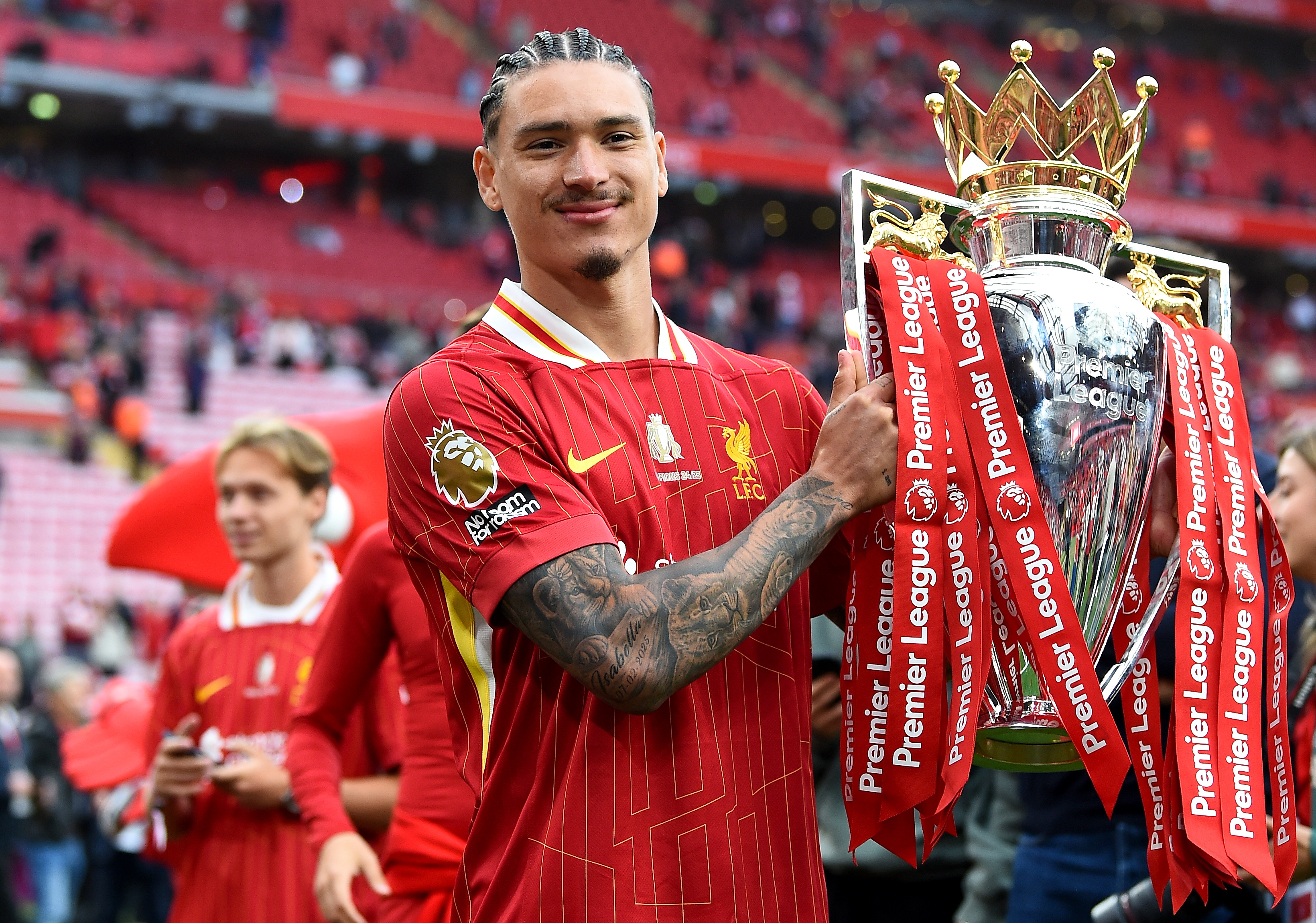 利物浦大比分胜出，领跑英超榜首