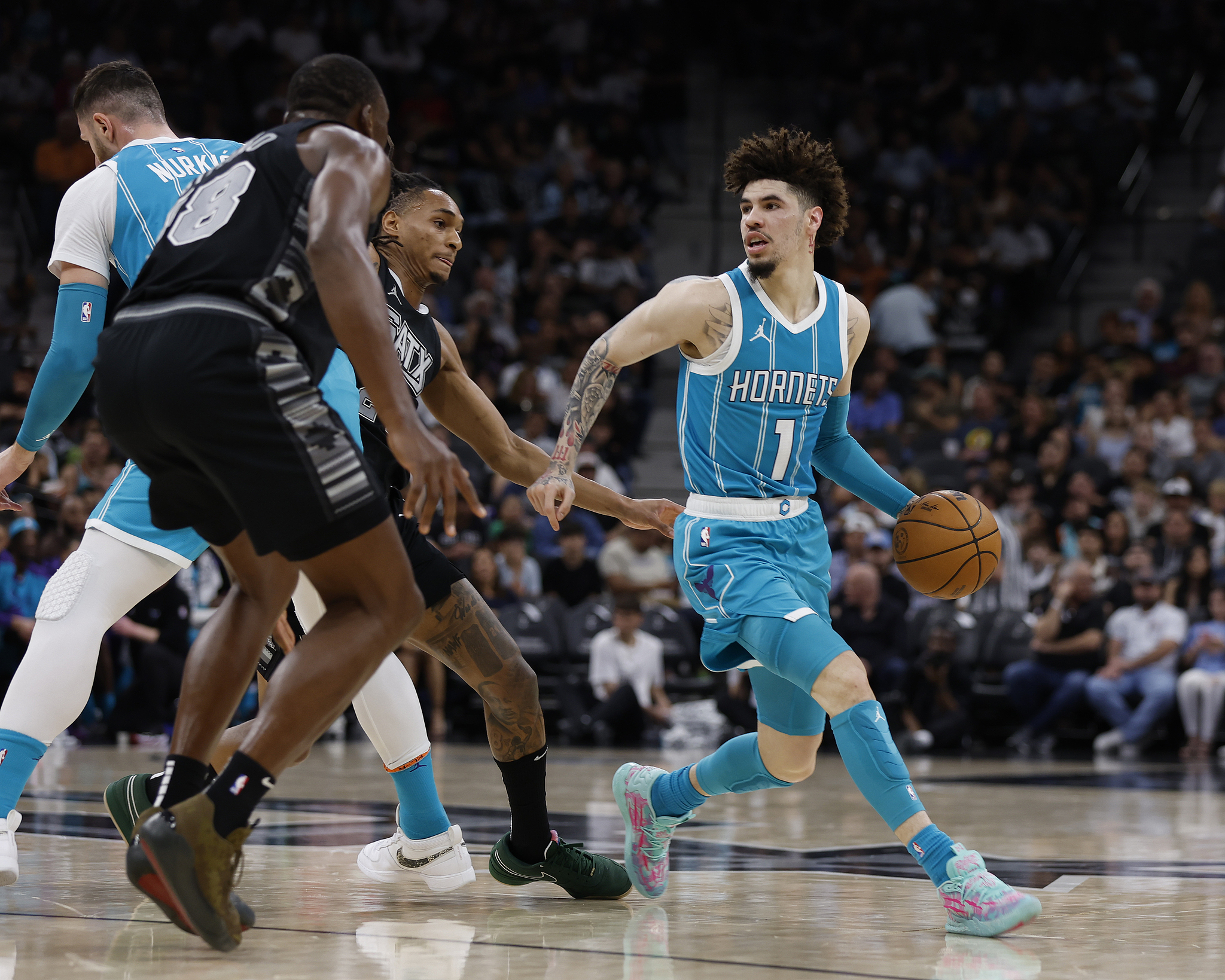 火箭主场大胜黄蜂,取得两连胜 火箭主场大胜黄蜂,取得两连胜