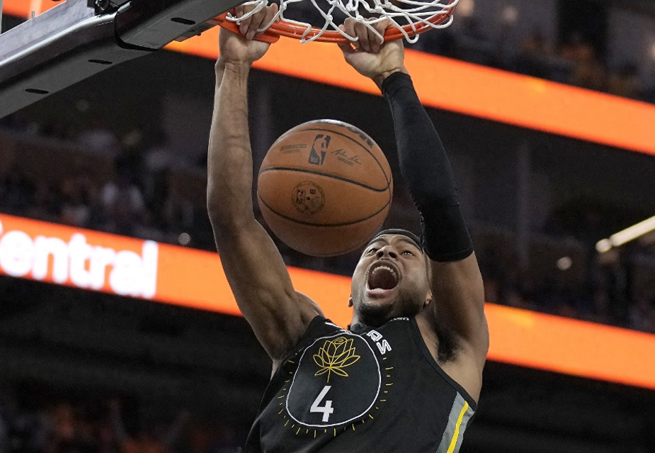 勇士主场大胜爵士,晋级下一轮比赛 勇士主场大胜爵士,晋级下一轮比赛