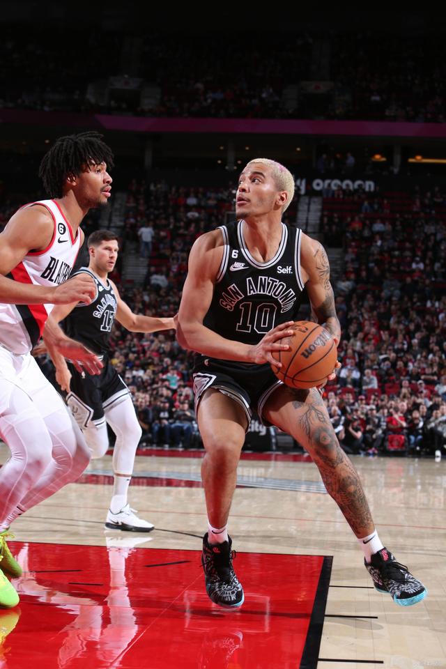 开拓者大胜马刺晋级次轮