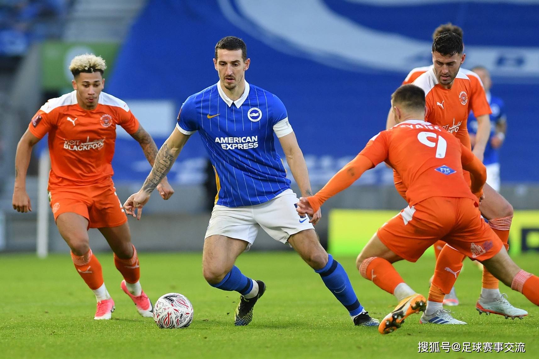 足球比赛中球员们展现出色水平