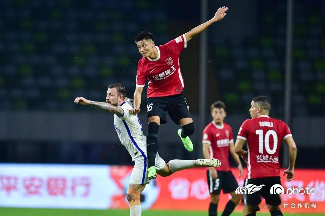 爱游戏网页版-雄狮战胜黄蜂，收获胜利