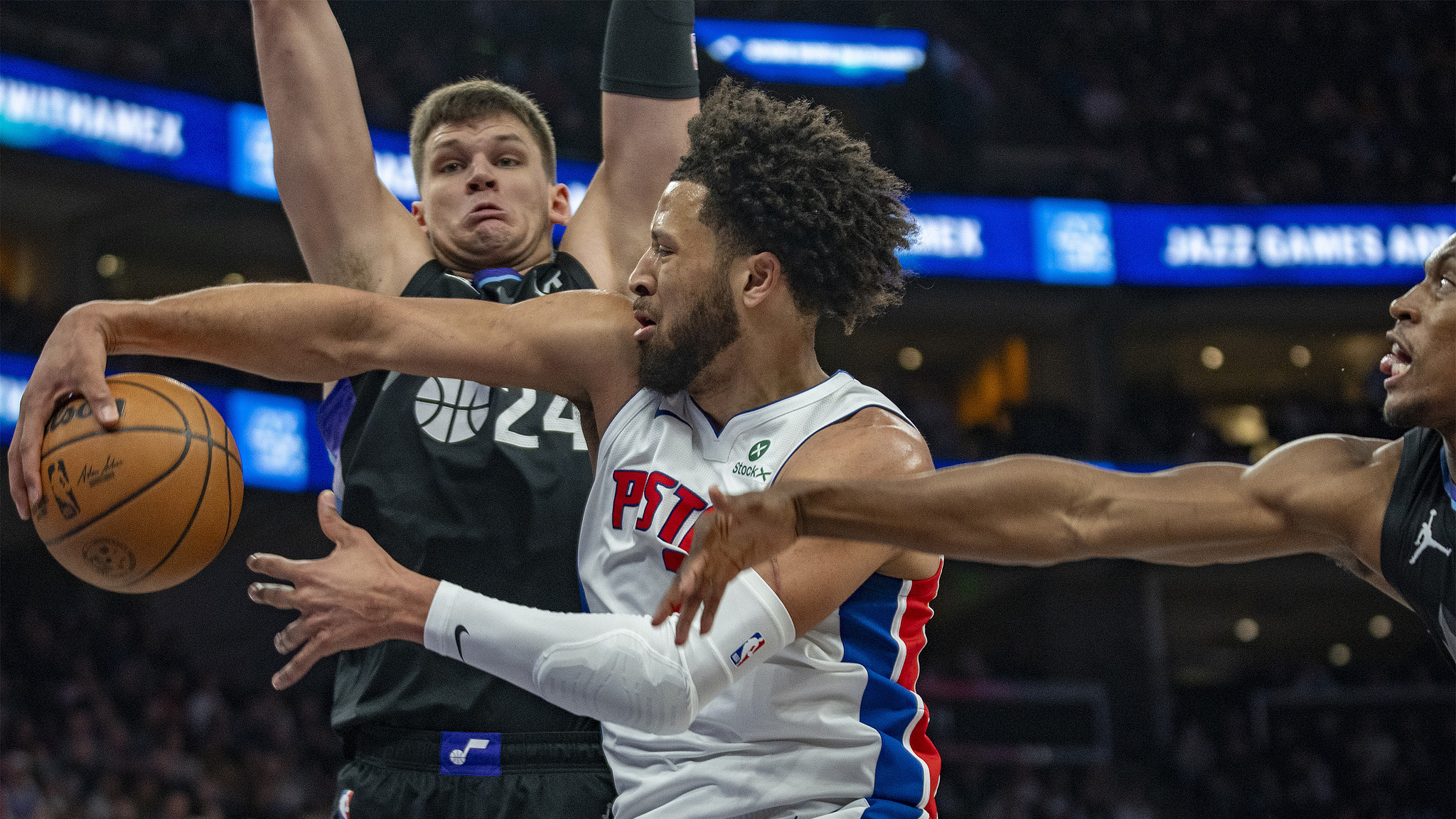 爱游戏官方-活塞惜败篮网，遗憾结束连胜