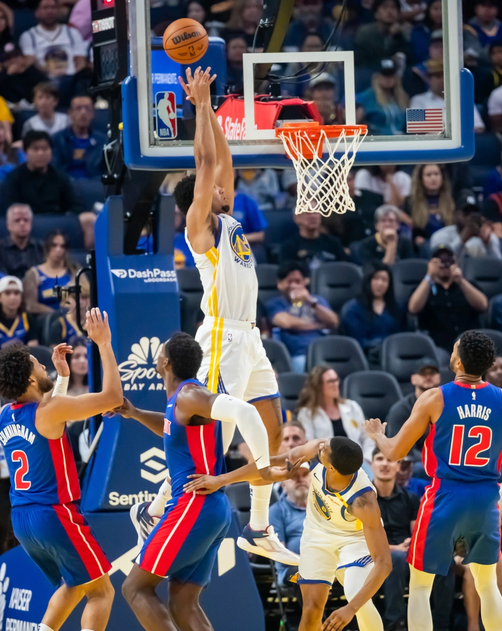 爱游戏新闻-篮球场上现热点一众球星或面临重决定的简单介绍