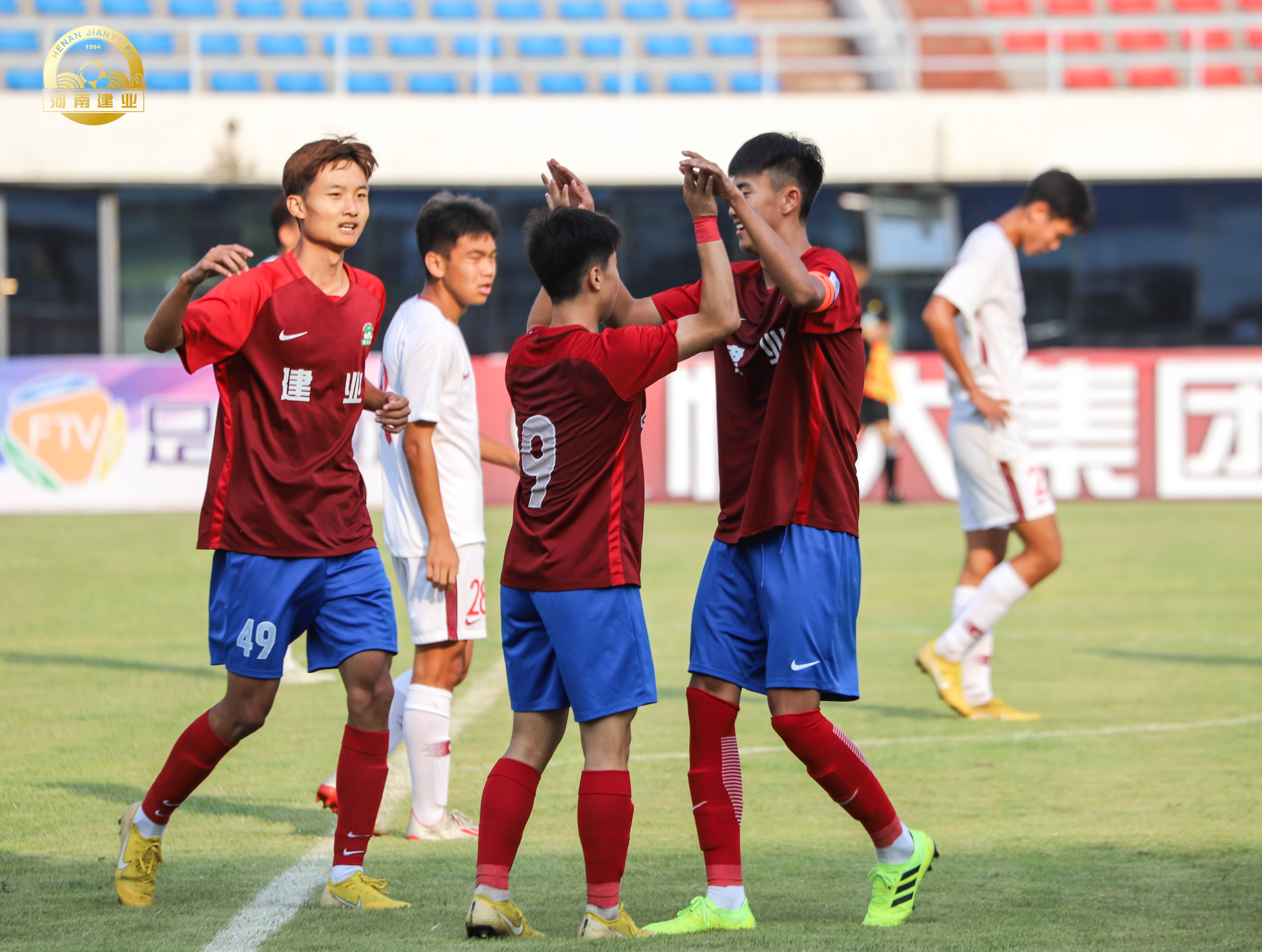 河南建业队凭借临场进球逆转战胜对手 河南建业队凭借临场进球逆转战胜对手
